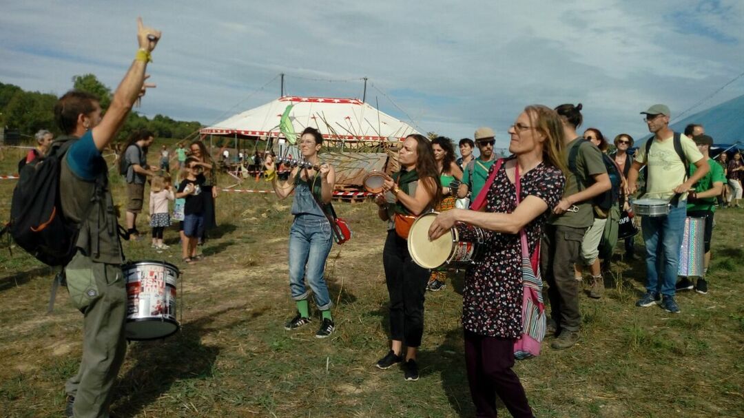 Photo couleur d'un rassemblement contre le contournement routier de Montpellier